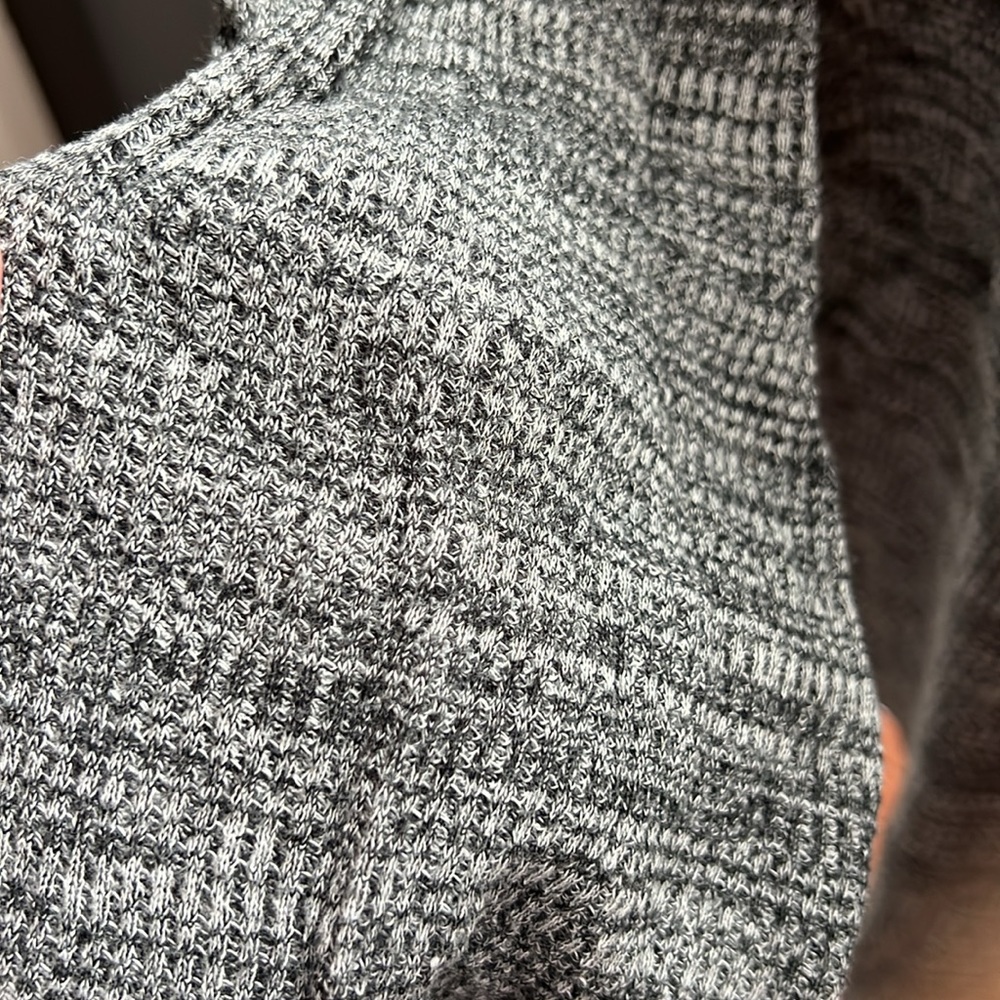 Men’s Express grey/black Henley - Picture 2 of 4